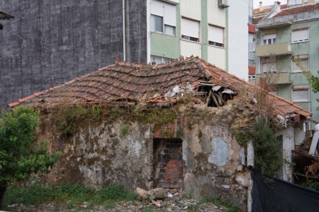 Luis António | Entre construções mais recentes vão ficando pedaços do passado de que a memória já á muito deixou de ter rasto. Sacavém